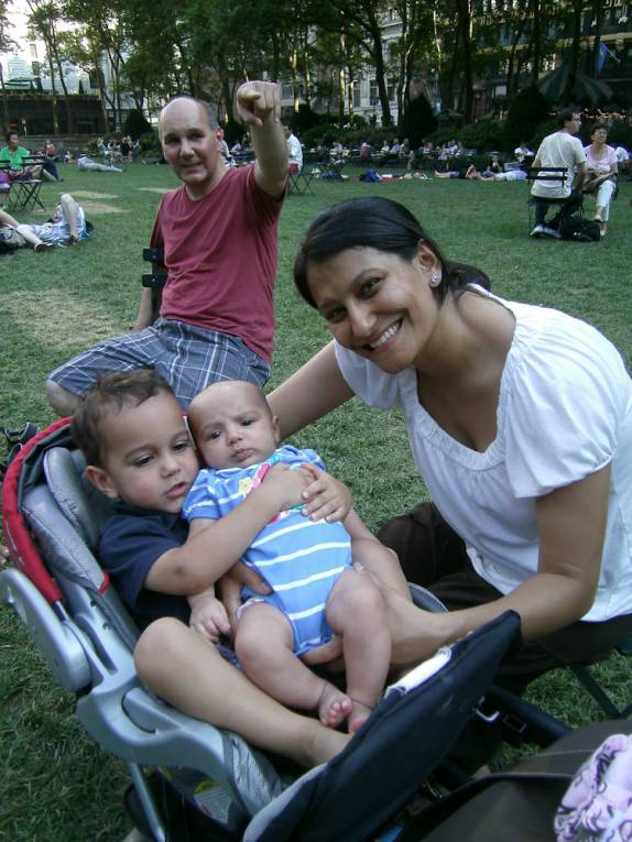 Scott, Fatima e filhos no Bryant Park, em Nova Iorque, nos Estados Unidos